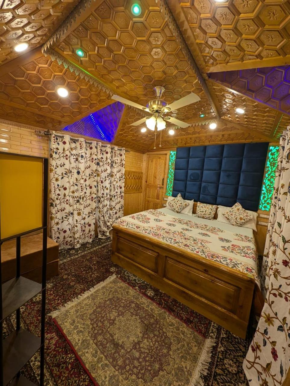 Botel New Golden Rose Group Of Houseboats
